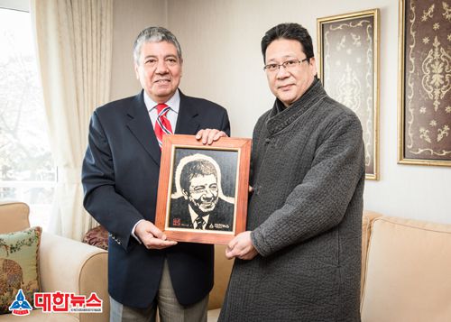 본협회장-터키대사방문하여작품전달및인터뷰기념사진