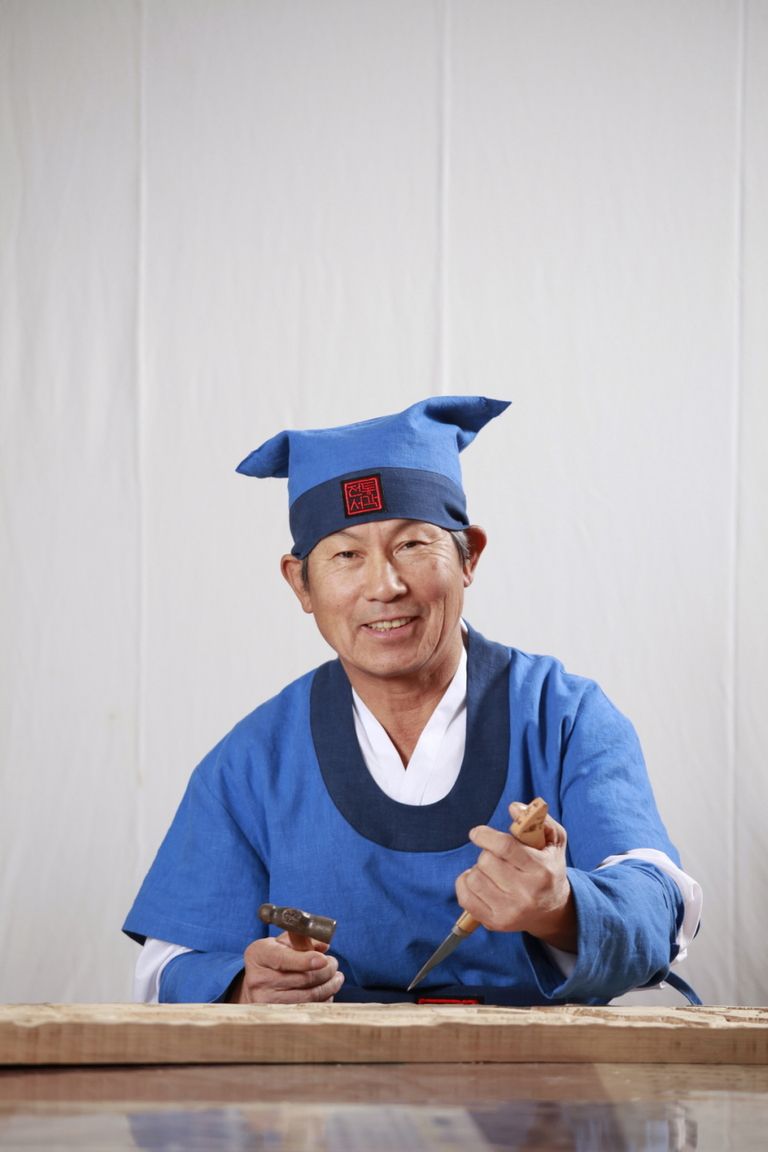 송천>정용일-(사)한국전통서각예술협회 정회원.초대작가.한국전통서각예술문화원기본교육과정-23기.전문가연구과정수료.2022대한민국전통서각한라명장.