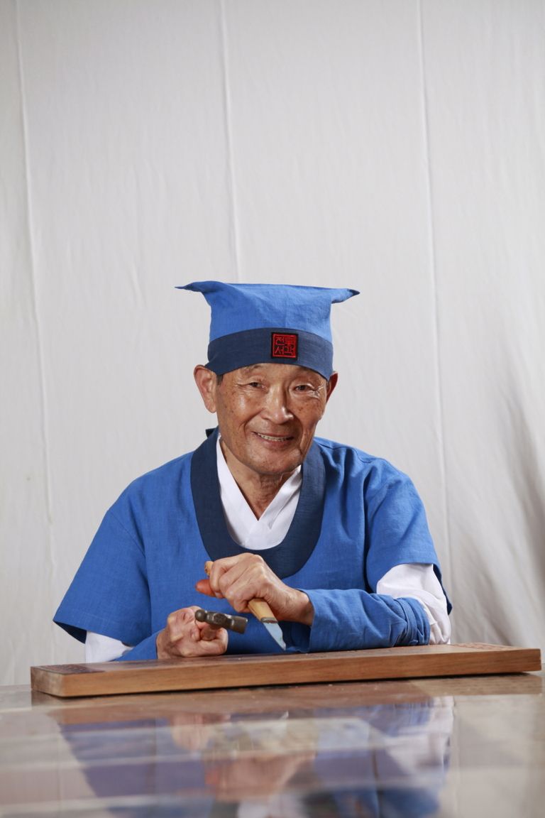 본명>두진택-사)한국전통서각예술협회 정회원.초대작가.한국전통서각예술문화원26기.우당각연회 회원.2022대한민국전통서각명예명장.