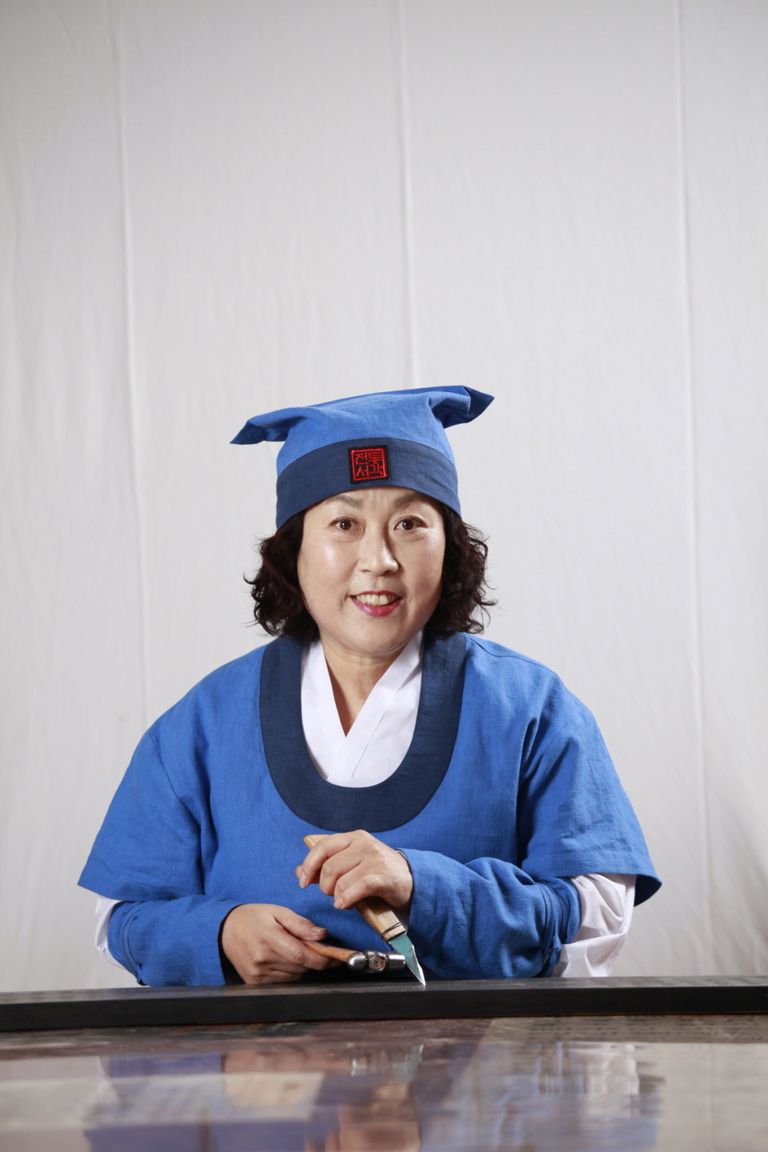 연주>이윤규-사)한국전통서각예술협회 정회원.초대작가.한국전통서각예술문화원28기.전문작가연구과정1학기과정중         우당각연회회원.