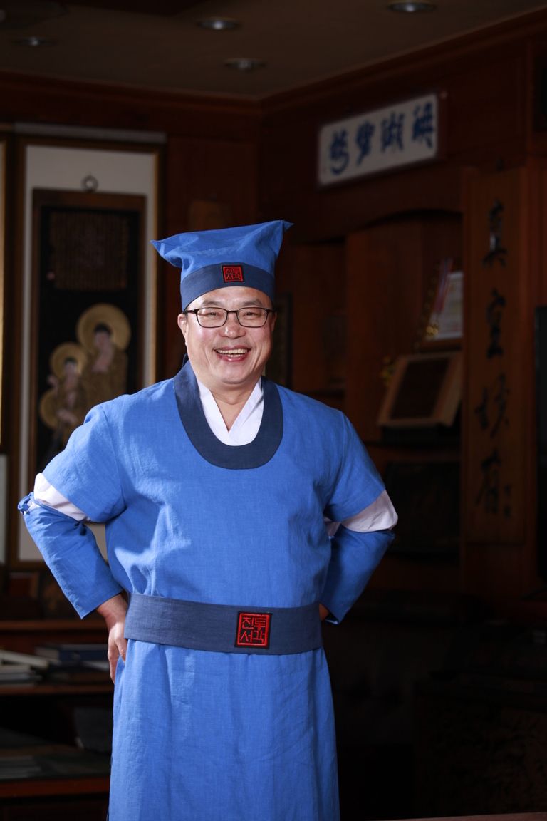 구장>김기출-사)한국전통서각예술협회 정회원.초대작가.한국전통서각예술문화원25기.         우당각연회회원.2022대한민국전통서각한라명장.