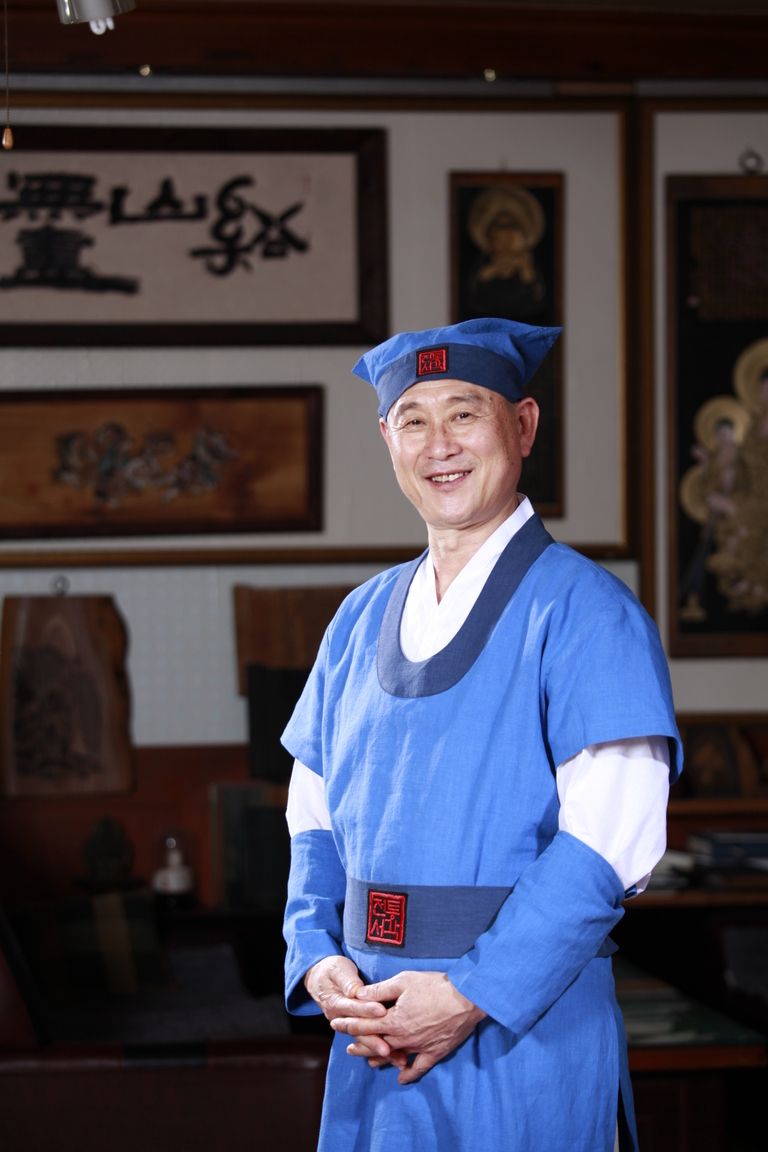 홍천스님-사)한국전통서각예술협회 정회원.초대작가.한국전통서각예술문화원28기.전문작가연구과정3학기수료. 우당각연회회원.2022대한민국전통서각 한라명장.