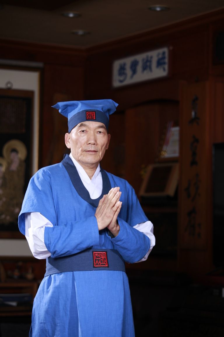 원명스님>-사)한국전통서각예술협회 정회원.초대작가.한국전통서각예술문화원27기.         우당각연회회원.2022대한민국전통서각 명예명장.