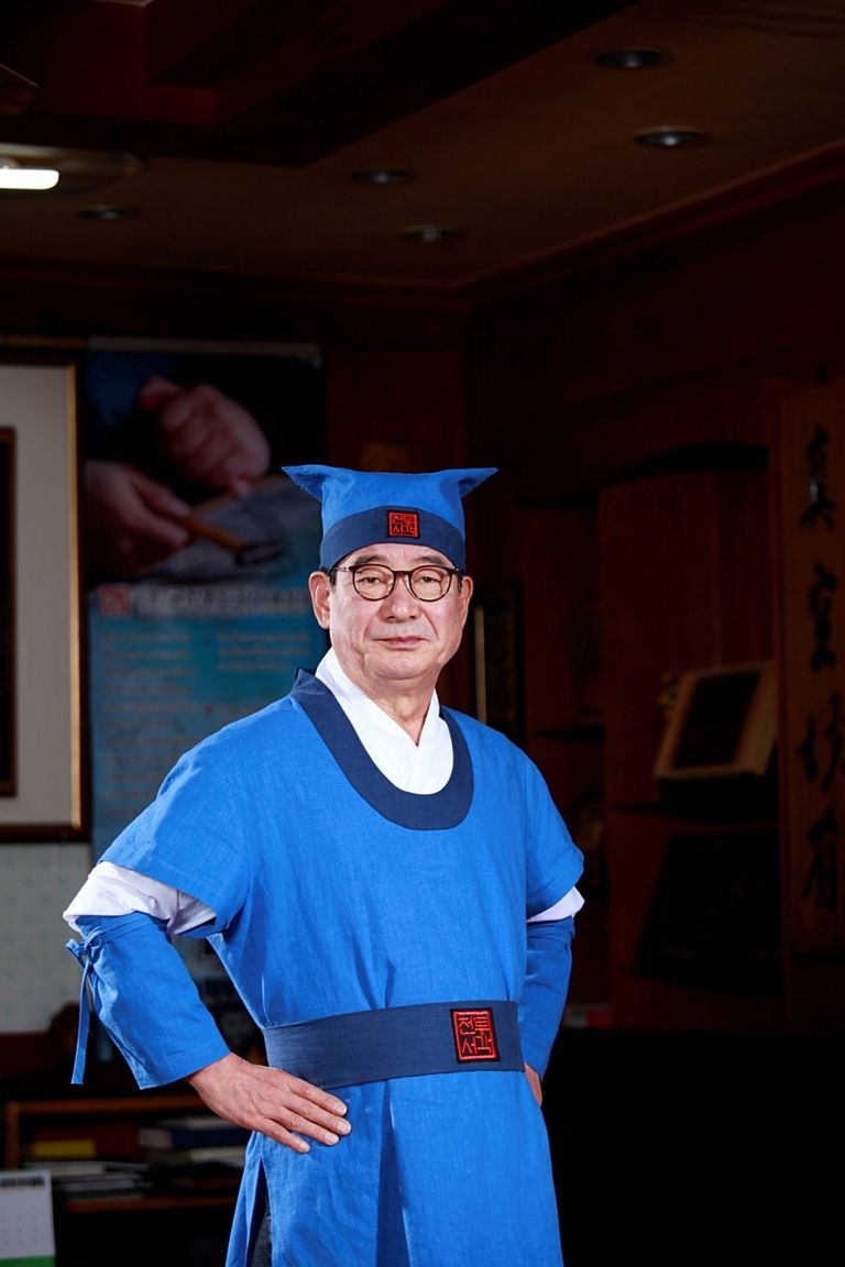 본공>배명곤-사)한국전통서각예술협회 정회원.초대작가.한국전통서각예술문화원27기.전문작가연구과정수료. 우당각연회회원.2022대한민국전통서각 한라명장.