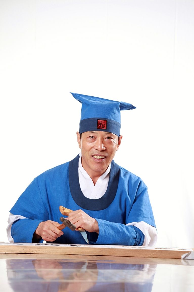 거명>오세헌-사)한국전통서각예술협회 정회원.초대작가.한국전통서각예술문화원26기.전문작가연구과정2학기과정중.         우당각연회회원.