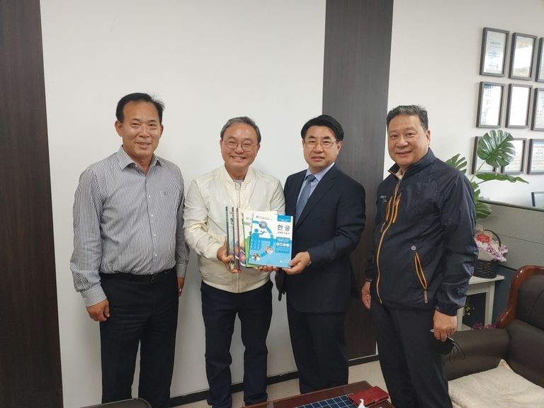 한경국립대학교 총장 특별초청전.(한경대학교  웰리스산업융합부 교수 김경렬 학부장님.한궁창시자 허궁 님. 한경대학교 이원희 총장님.(사)한국전통서각예술협회 