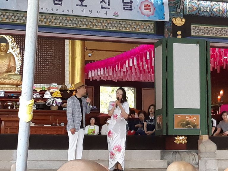 부처님 오신날에 서울 아차산 기원정사 산사음악회 초대받아  우당 회장이 다녀오셨습니다.